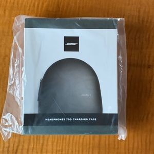 Bose 700 headphones charging case. Brand new